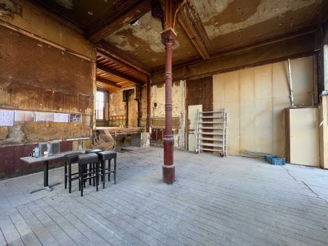 na het strippen van de nieuwere afwerkingen