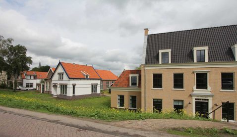 links oude School met de Bijbel en Woning Schoolhoofd