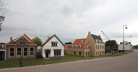 Dorpsstraat met karakteristieke nieuwbouw