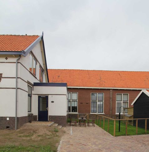 verticale ramen in schoolgebouw teruggebracht