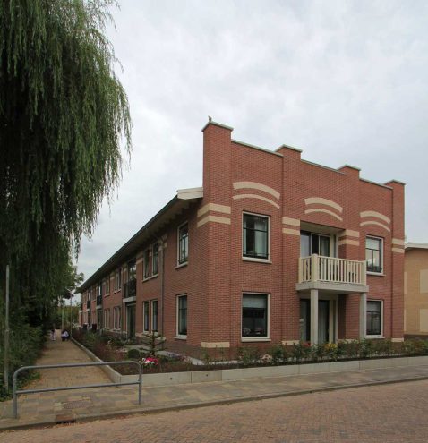 langs sloot en fietspad