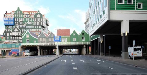 zicht op de overbouwde brug